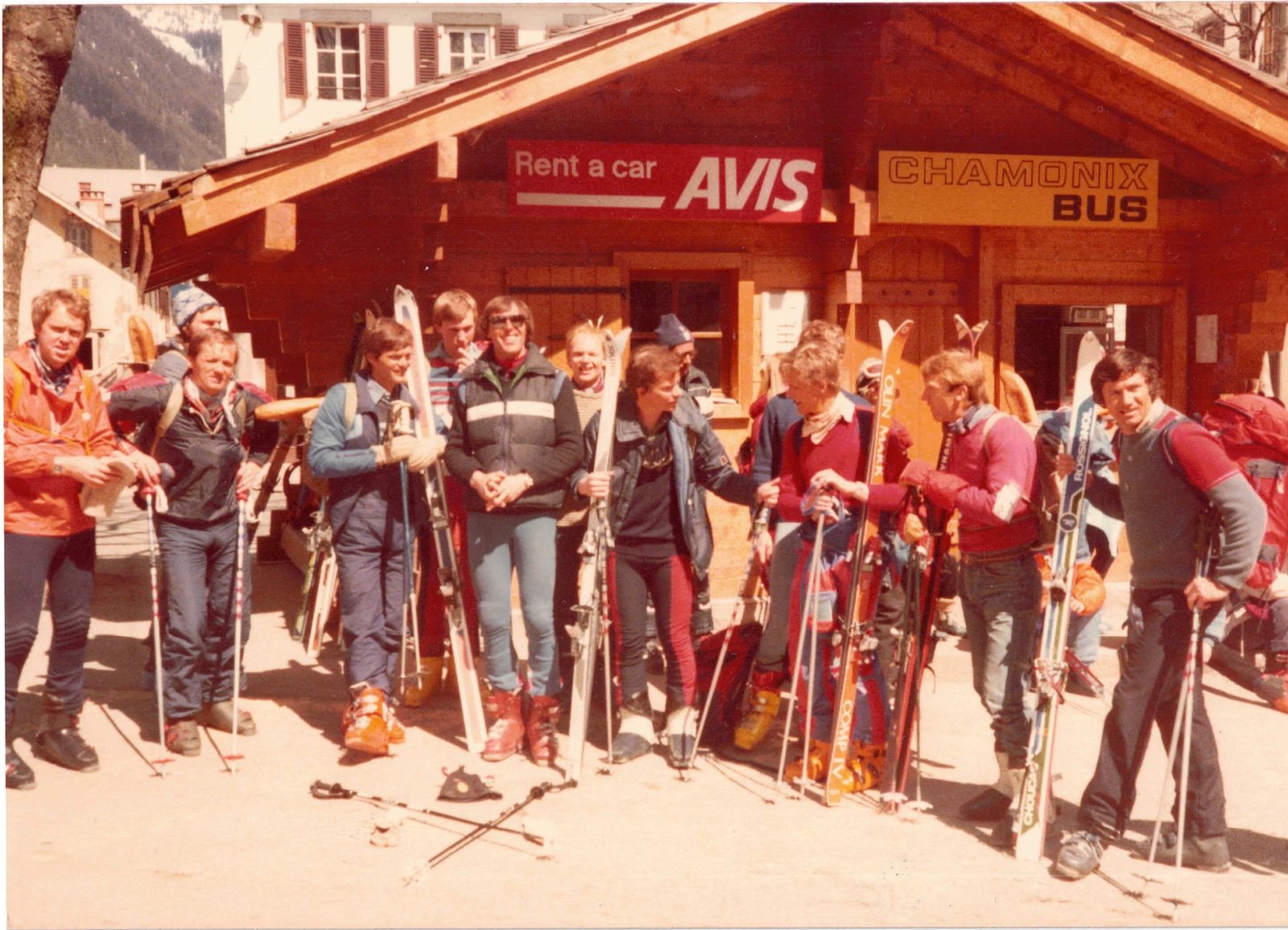 Skidgrupp med packning framför Chamonix busstation med Avis-skylt